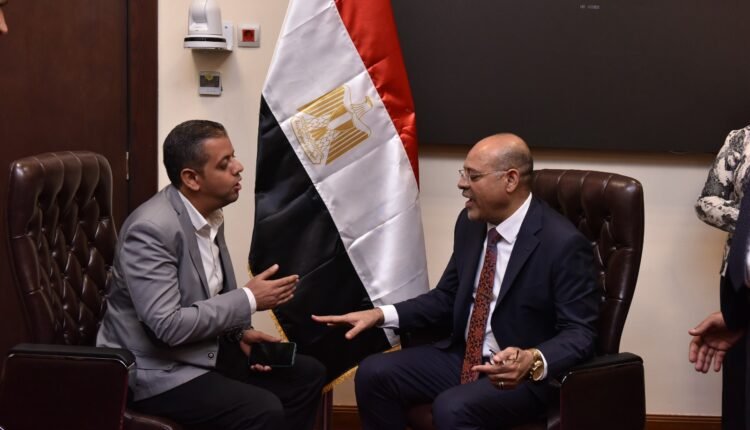 وزير العمل محمد جبران خلال حواره مع محرر الأهالي